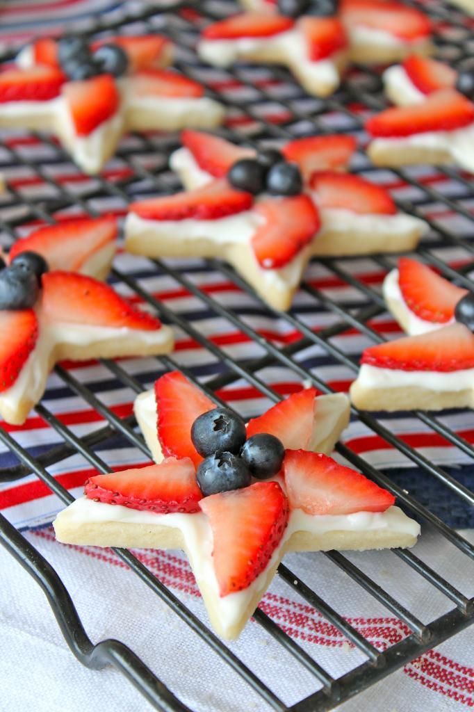 4TH OF JULY STAR COOKIES – These are so cute!! Like my mini fruit pizzas