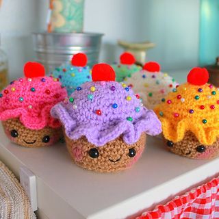 A little cupcake pincushion I made up for my cousins birthday – decided to share the pattern so others can