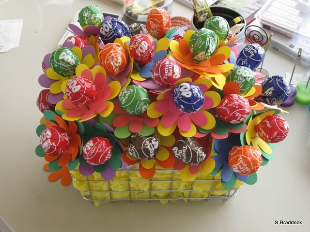 Bouquet of Tootsie Pops! Would be a cute party favor, centerpiece, teacher gift, get well gift, and more!