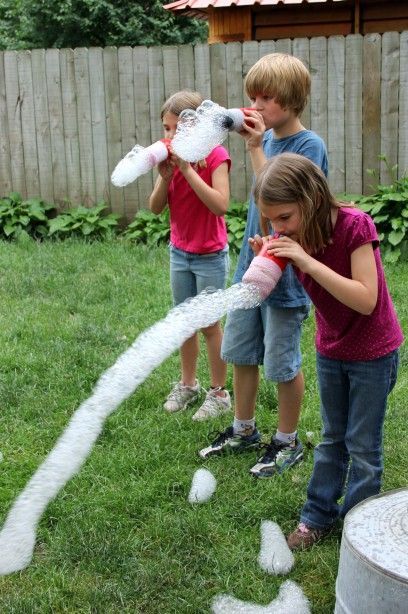 bubble snakes = easy quick craft…. fun AND easy for the kids to do.
