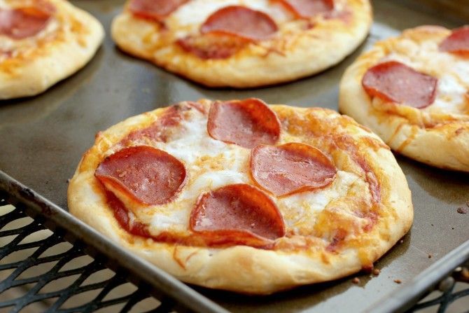 Mini Biscuit Pizza – this kid-friendly recipe is super easy and quick! It’s all the fun of homemade pizza