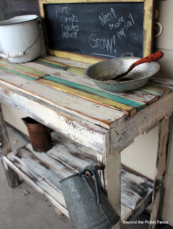 This is just amazing! It’s a little potting bench made from pallets! Just awesome.  My favorite parts are