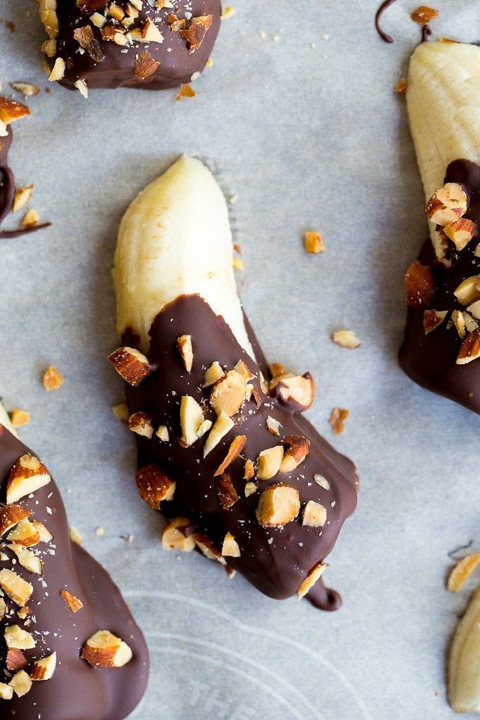 3-Ingredient Frozen Mini Bananas with Chocolate and Almonds – A delicious and healthy frozen treat! {g