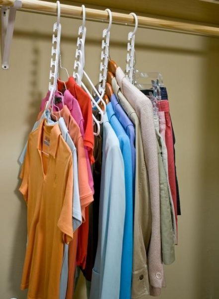 How to make your dorm room closet feel bigger! I need this!