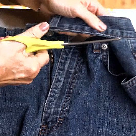 L-O-V-E this! Turning OLD JEANS into a garden APRON! Click thru for a 47-second video! (source: Spring