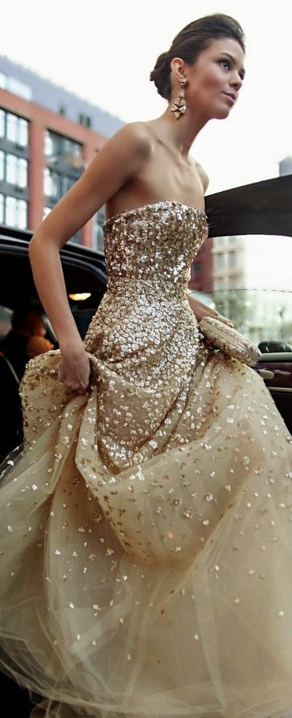 Oscar de la Renta shimmering gold gown // The Wedding Scoop Spotlight: Sparkly Wedding Dresses –