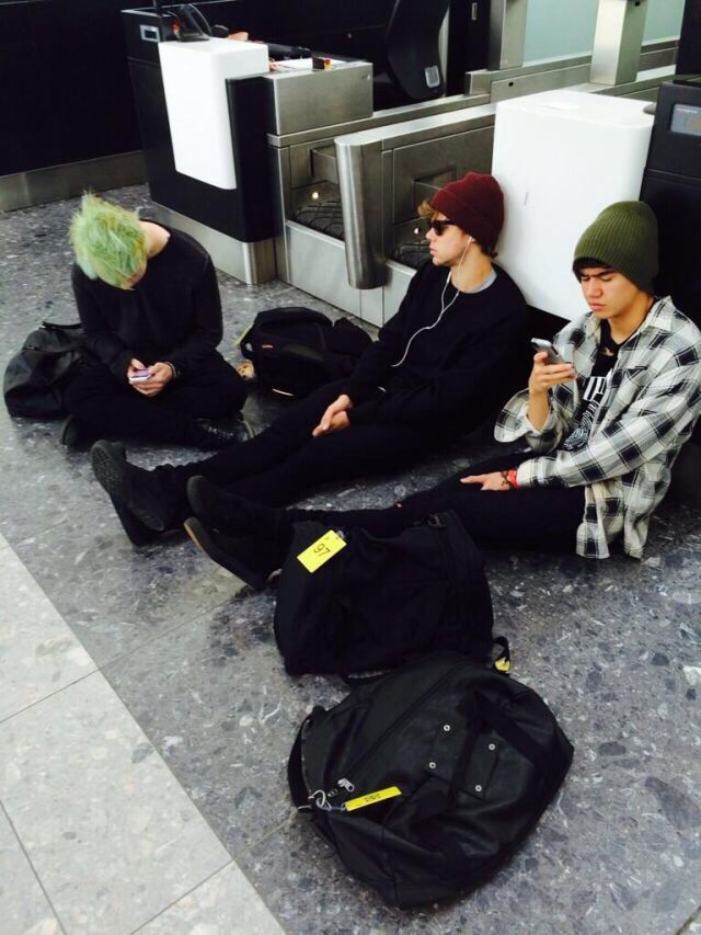 Ashton Irwin, Michael Clifford, and Calum Hood 5sos relaxing at the airport. Wheres Luke ? Lol!