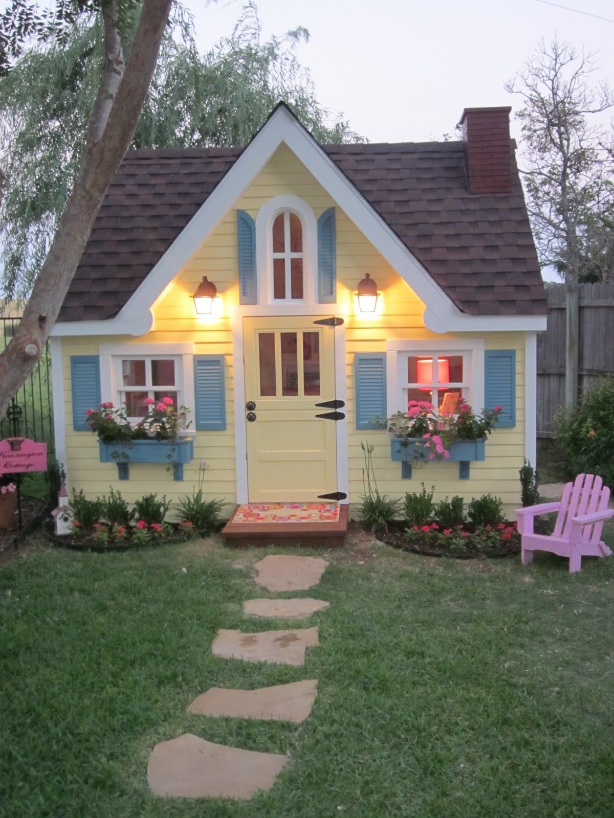 If I had a little girl I would totally want her to have a little “cottage” like this!