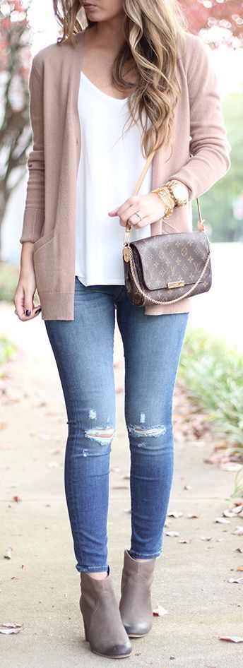Love the blush pink cardigan and simplicity of this outfit. I think it would be a good transition to S