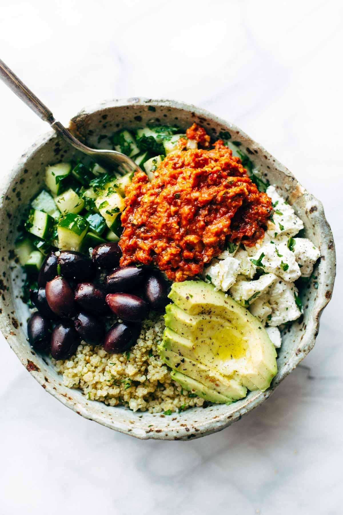 Mediterranean Quinoa Bowl with Roasted Red Pepper Sauce – a 20-minute healthy recipe concept! Use what