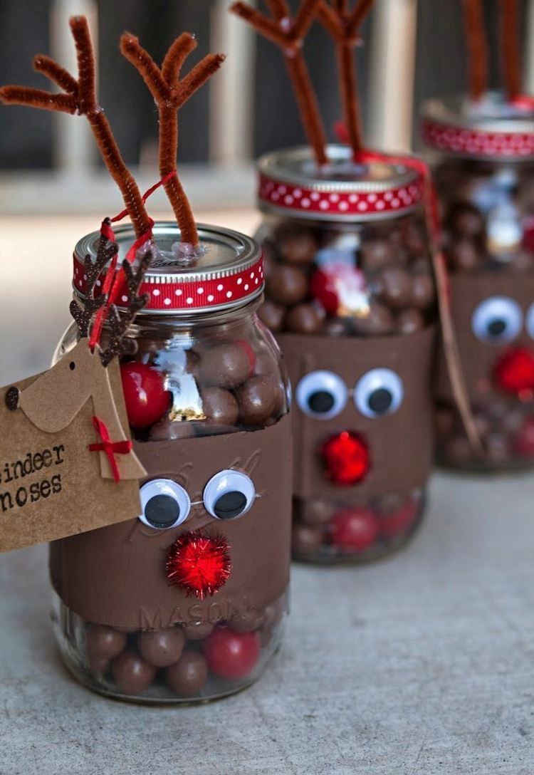 bricolage de Noël – des bocaux en verre remplis de chocolats et décorés de bois