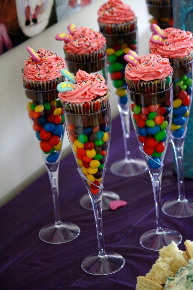 Flûtes à champagne, bonbons et cupcakes!