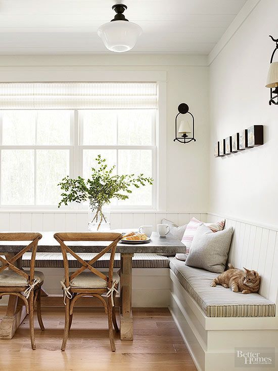 Love the casual, farmhouse feel of this kitchen nook