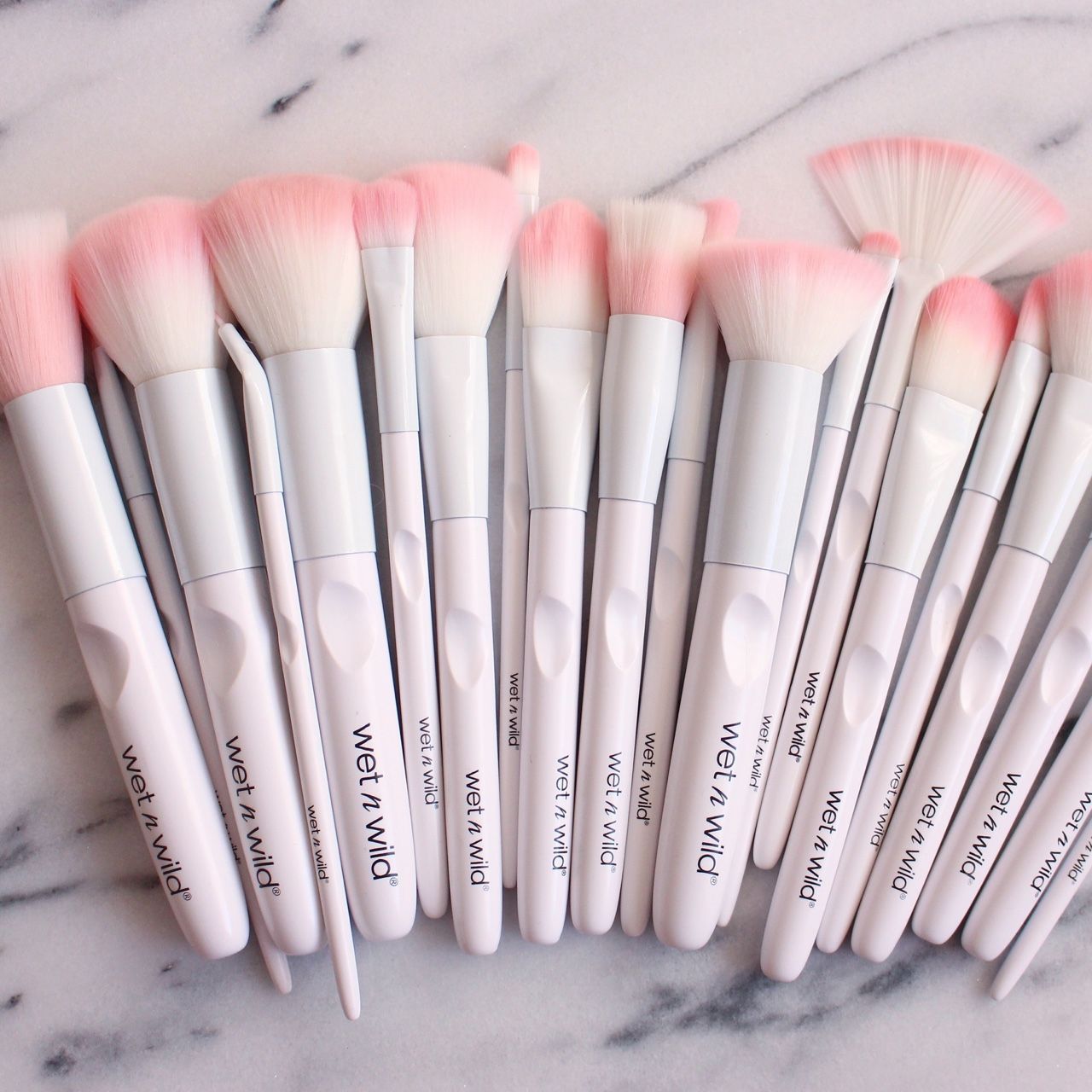 Sturdy, inexpensive, pastel pink and white makeup brush set by Wet ‘n Wild #brushc