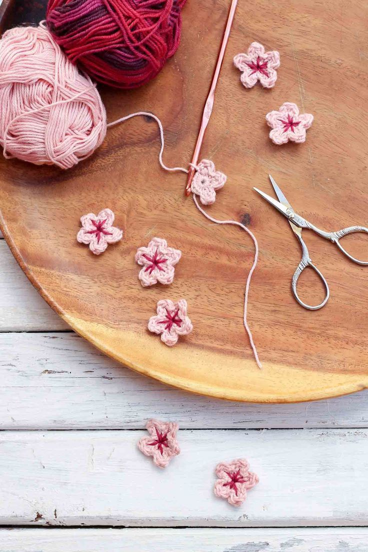 This free crochet flower pattern makes perfect little cherry blossoms, but can be