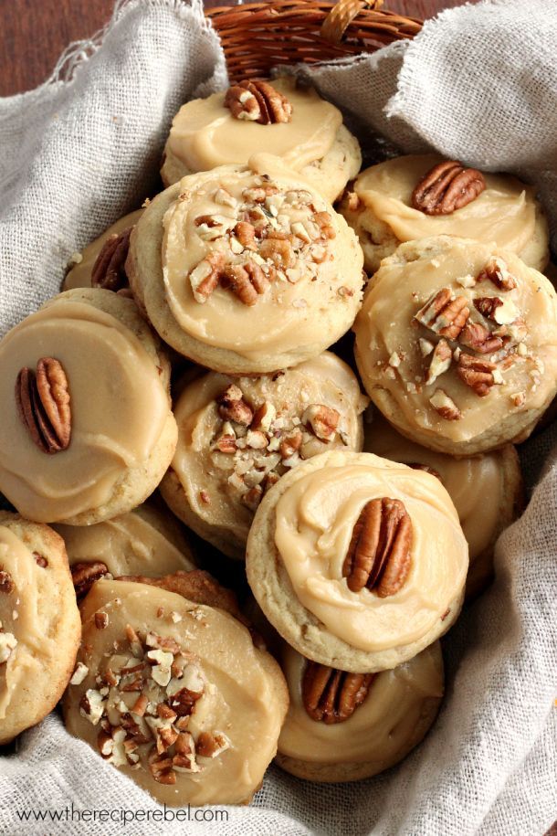 Brown Sugar Pecan Cookies: soft, moist pecan cookies topped with an easy brown sug