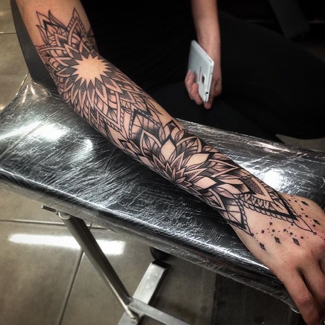 Day 1 of 2 on Ronece’s sleeves .. Managed to get a bit done today :) #tattoo…