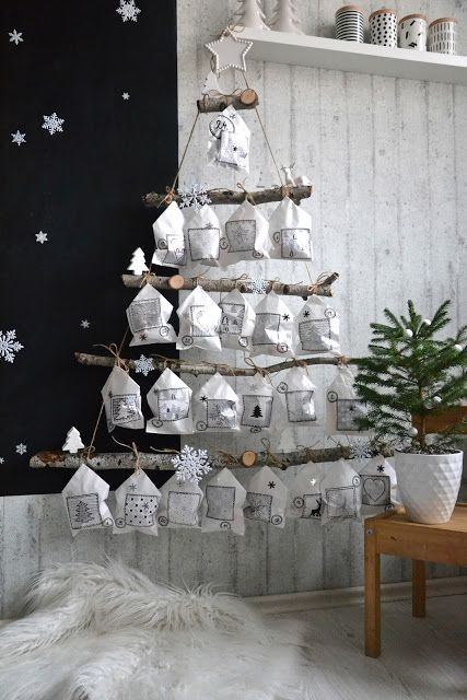 DIY Hangende adventkalender in de vorm van een kerstboom met stoffen zakjes. Hoe l