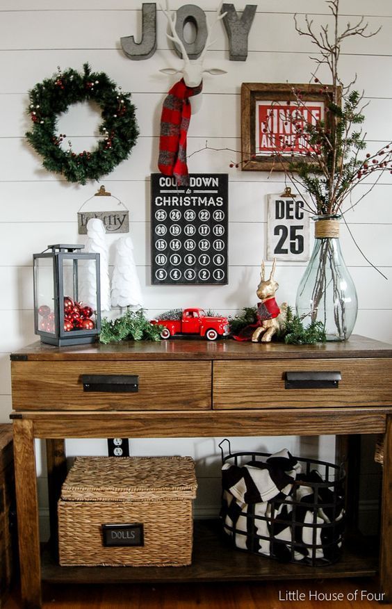 Im loving all about this Christmas Decor!