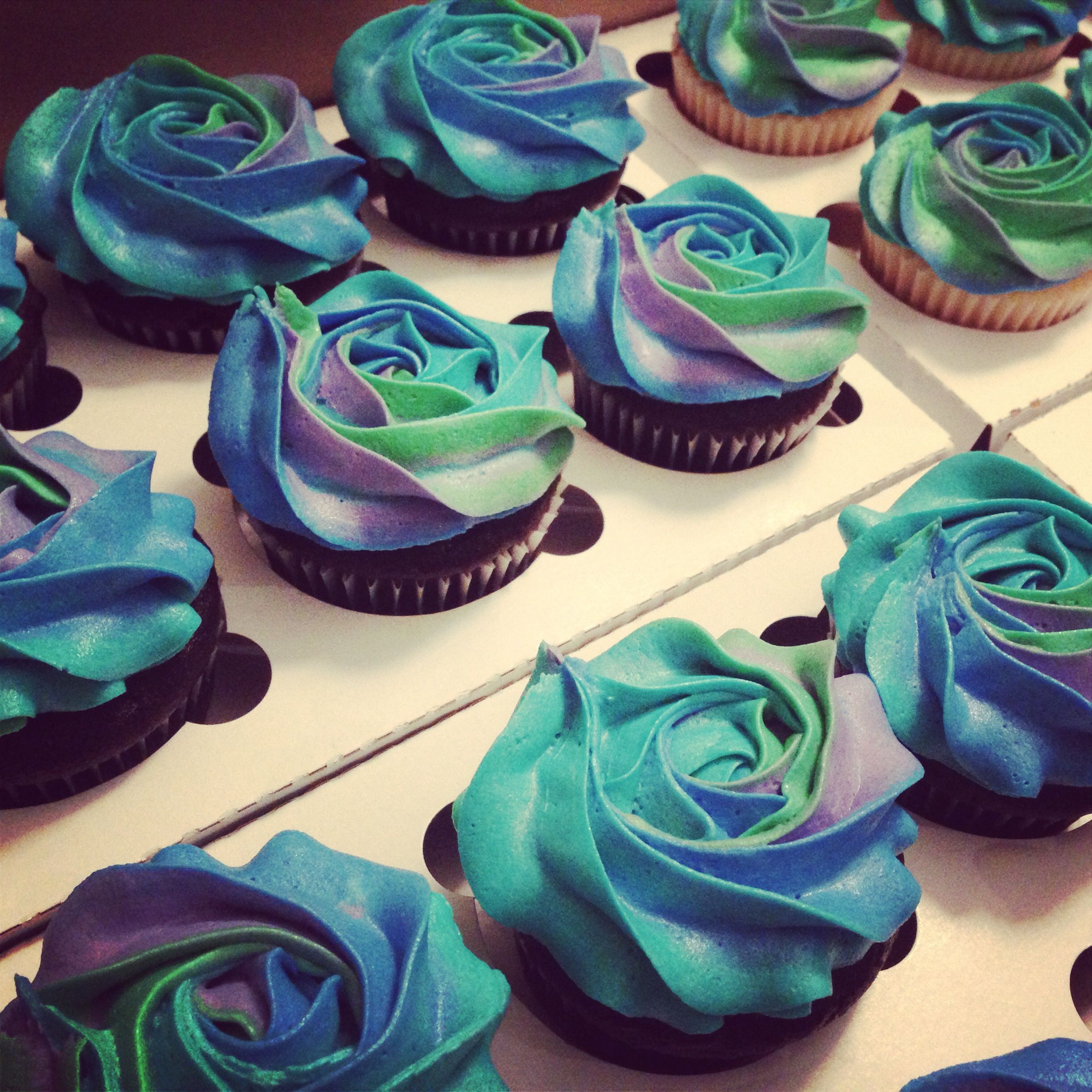 Peacock color cupcakes | Gorgeous Cakes & Cup Cakes -   Peacock color cupcakes Ideas