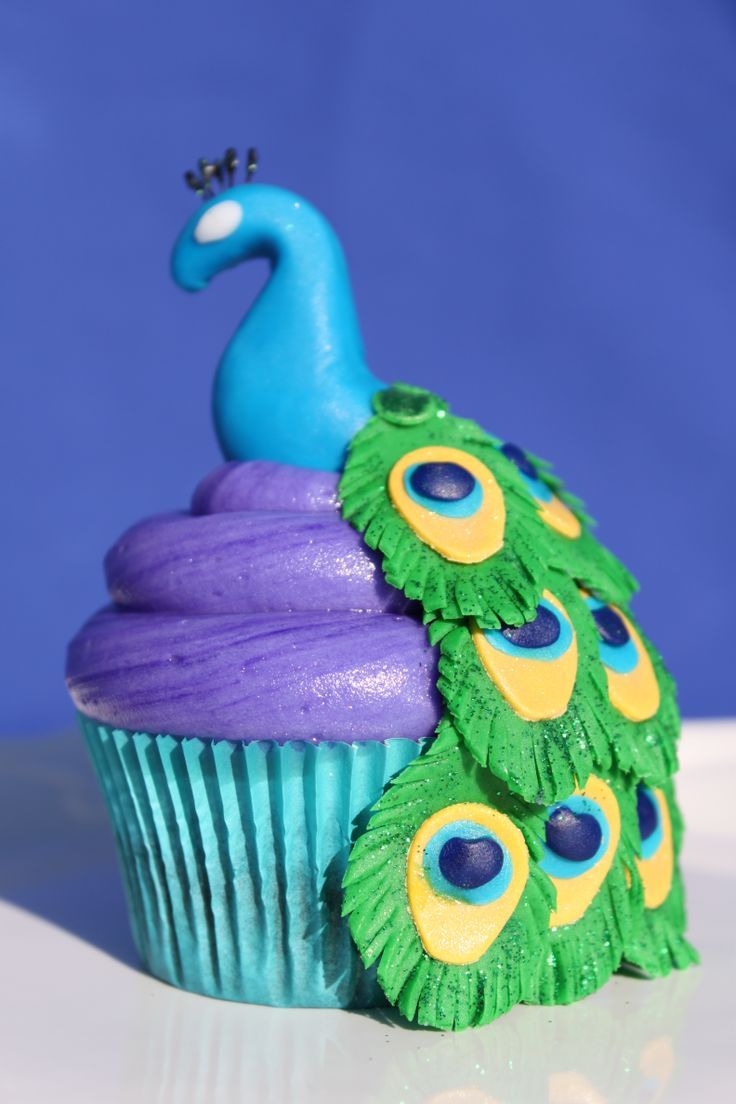 peacock cupcake | Decorated cakes and cupcakes -   Peacock color cupcakes Ideas