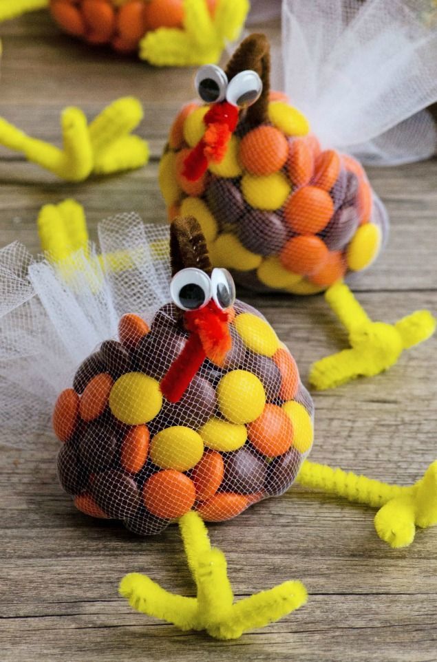 These Thanksgiving candy turkey treats are so much fun to make with the kids. Perf