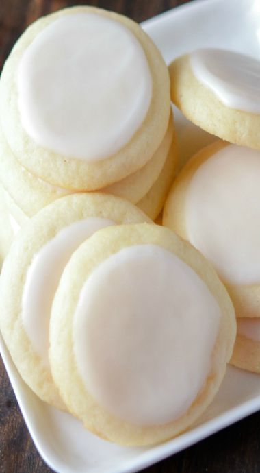 Almond Meltaway Cookies ~ These babies totally melt in your mouth! | Posted By: De
