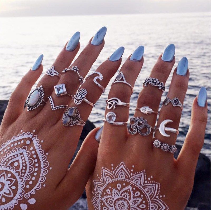 Blue nails, lovely rings and this white tattoo are killing!!