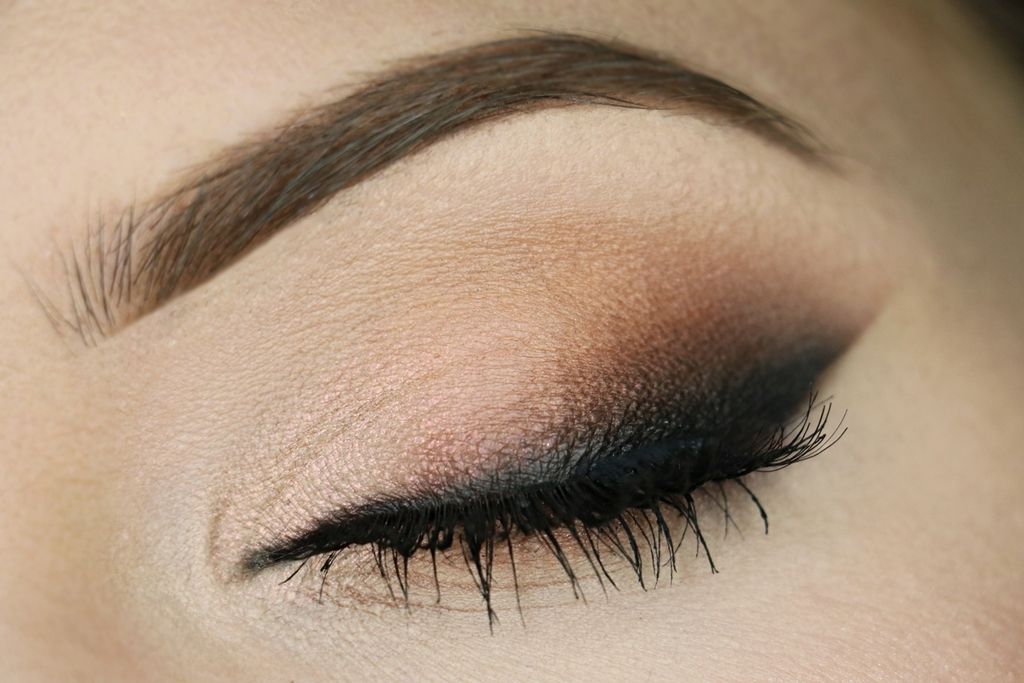 Check out our favorite Peachless smoky inspired makeup look. Embrace your cosmetic