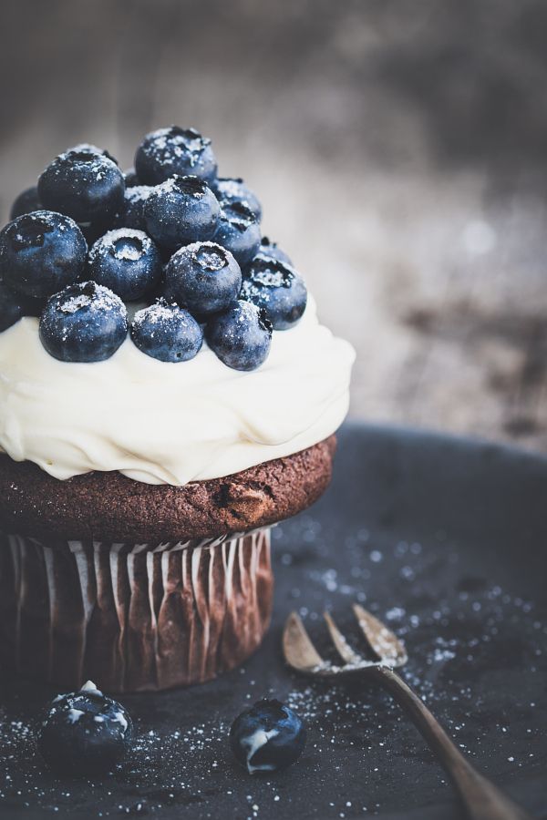 chocolate cupcake with blueberries by crazy cake – Photo 119526549 / 500px