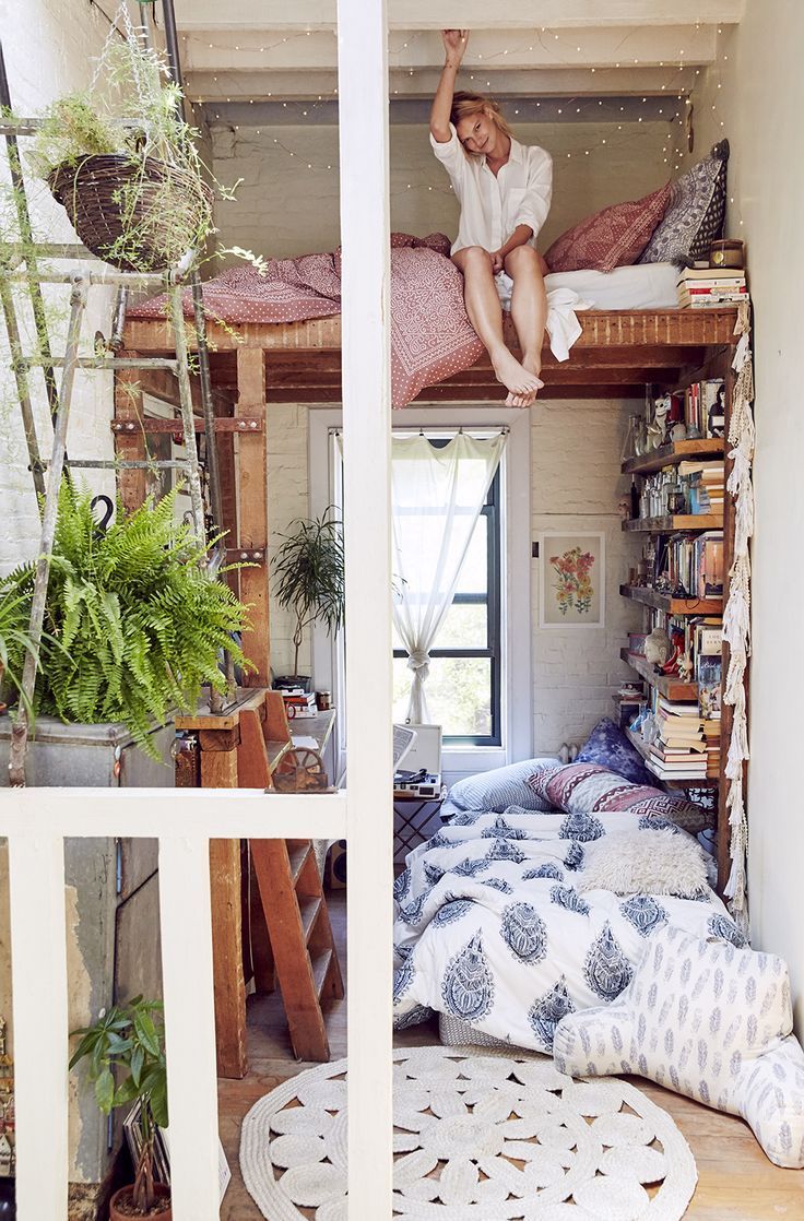 Fun and cozy bedroom loft – modern boho design