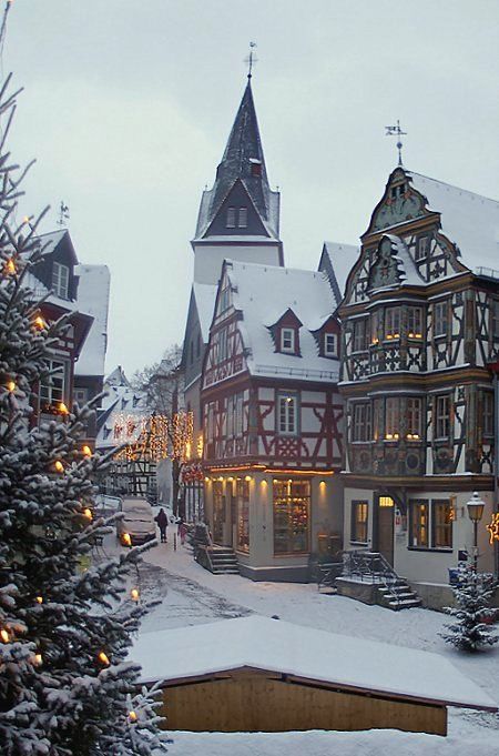 Idstein at Christmas time – Hesse, Germany (by Lutz Koch)