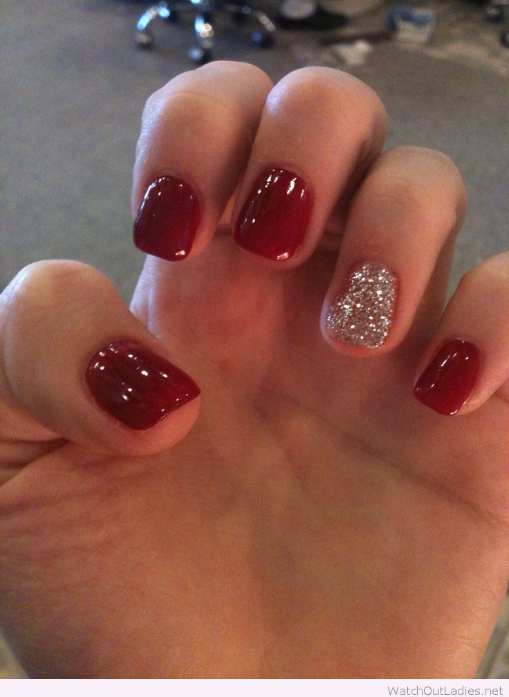 Red nails and glitter detail for Christmas