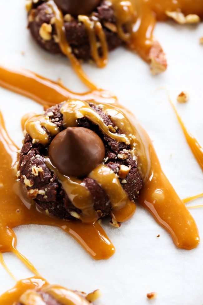These HERSHEY’S KISSES Turtle Pudding Cookies are soft, chewy and loaded with choc