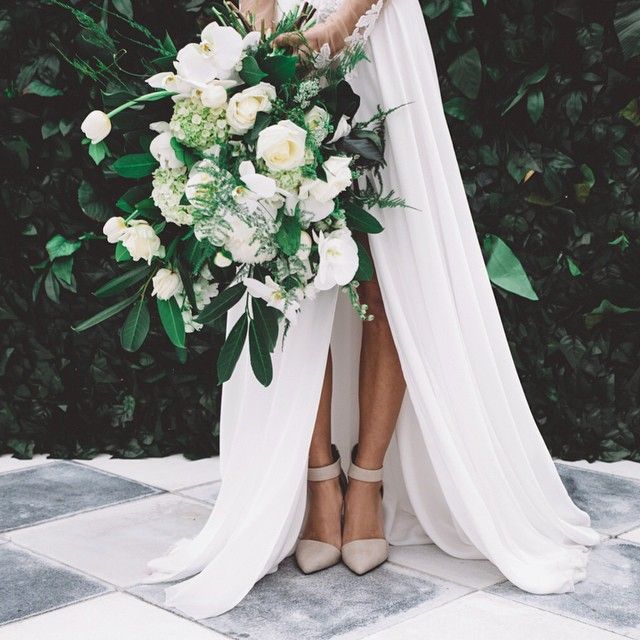 This bouquet by @shes_a_wildflower • @enchanted_weddings • Flower Wall @white_