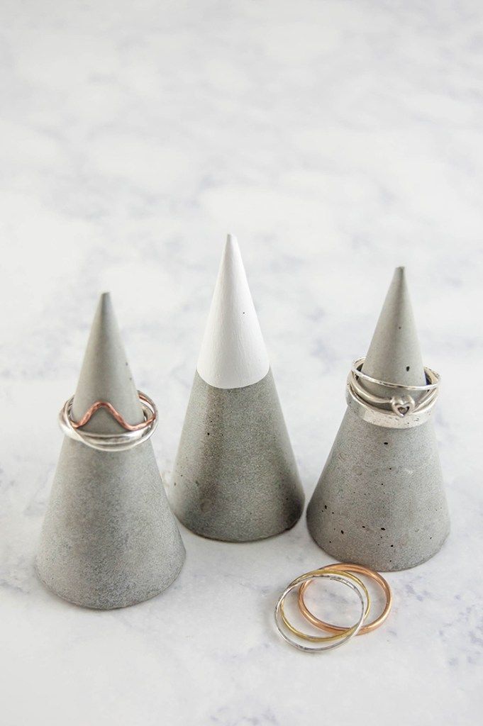 Make concrete DIY ring cones. Stylish jewellery holder, must try this! A great homemade gift idea for Mum.