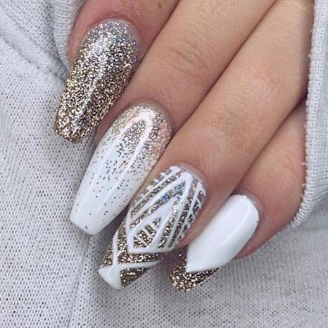 Pretty nail art done by @notorious_nails_: