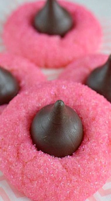 Strawberry Truffle Kiss Cookies | Valentines Day recipe, desserts