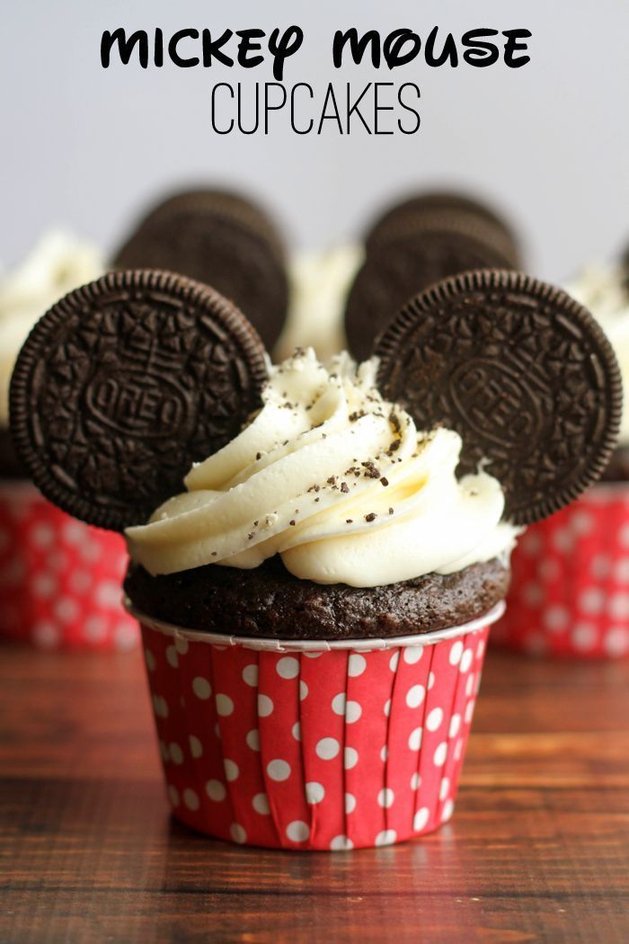 Super cute and simple Mickey Mouse Cupcakes perfect for you next Disney party! { l