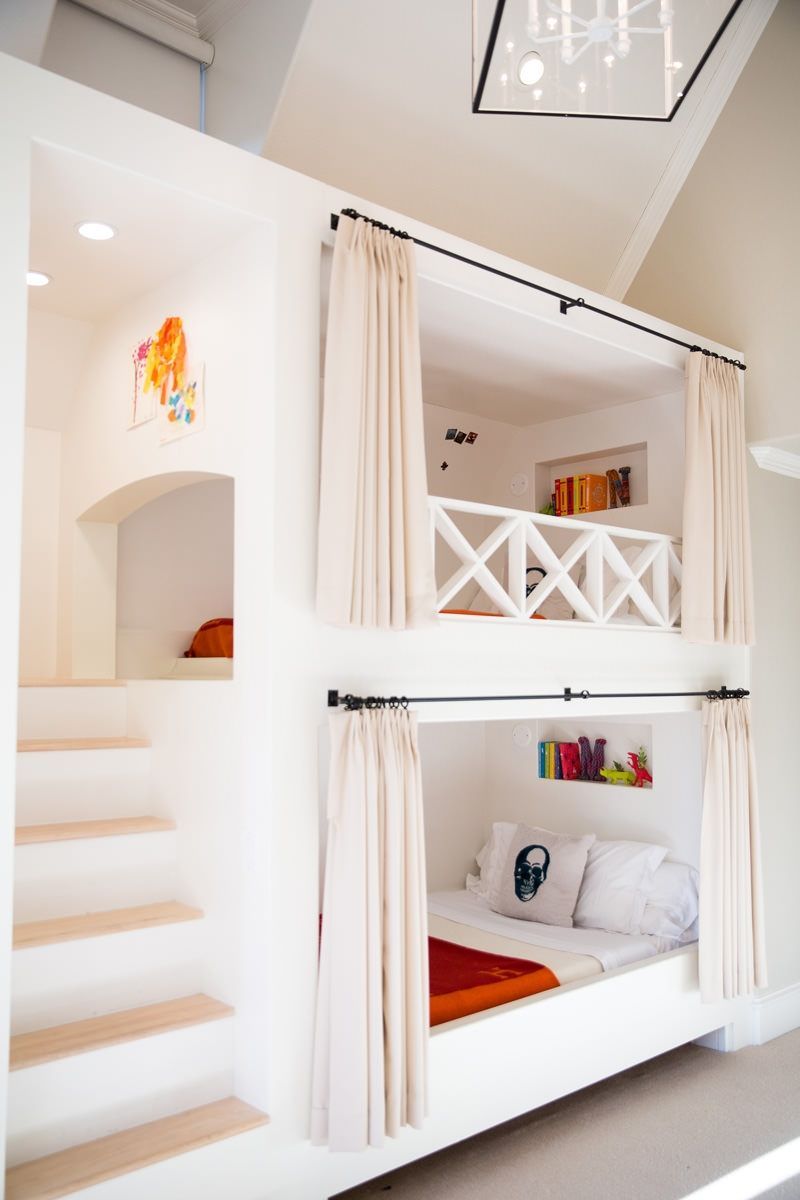 Ein echt geniales Kinder-Stockbett! Sogar mit eingebauter Treppe und Vorhängen.