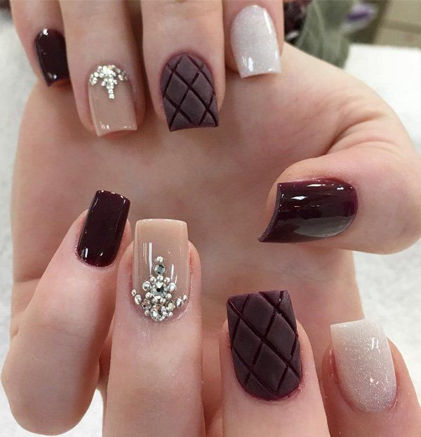 Geometric shapes are popular in the furnishing house, in clothes, but also and when it comes to manicure. The dark red color in