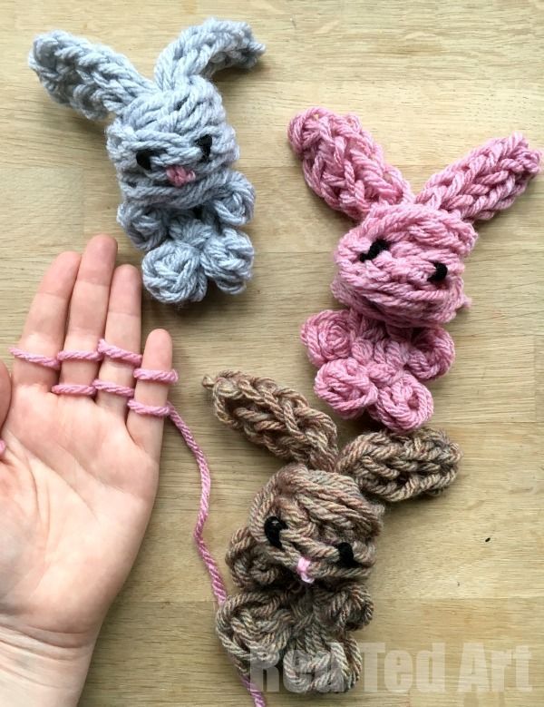 Easy Finger Knitting Bunny DIY – Oh-My-CUTENESS!!! How DARLING are these Finger knitted bunnies???? They are just the cutest! If
