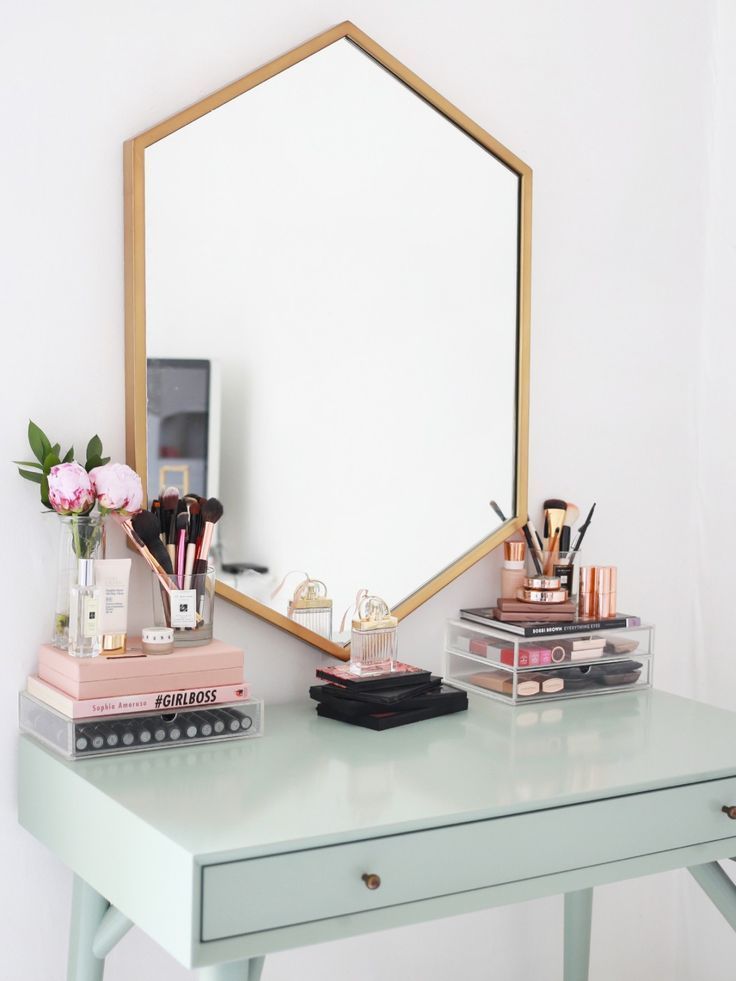 Kate La Vie – Dressing table/vanity make up storage room tour. I love the desk/table, I love that it isnt white. Kates styling is