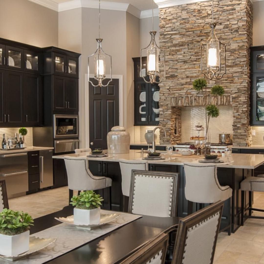 Natural stone, black cabinets and high ceilings – what a lovely creation of Masterpiece Design Group!