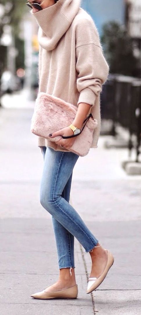 Oversized blush pink turtleneck sweater over skinny jeans and pointy toed flat shoes WOMEN’S FLATS amzn.to/2jETOMx