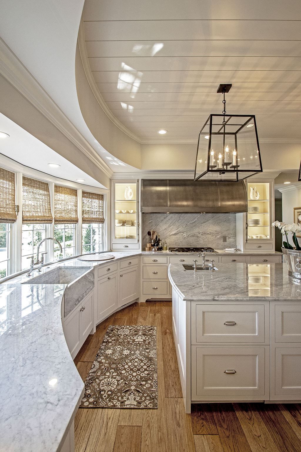 White and grey with a hint of light brown. It looks very lovely. I also like the rounded kitchen area.