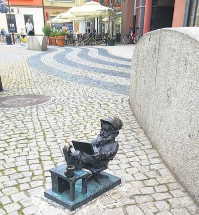 More than 400 dwarf statues dot the Polish city of Wroclaw. Who put them there and why?