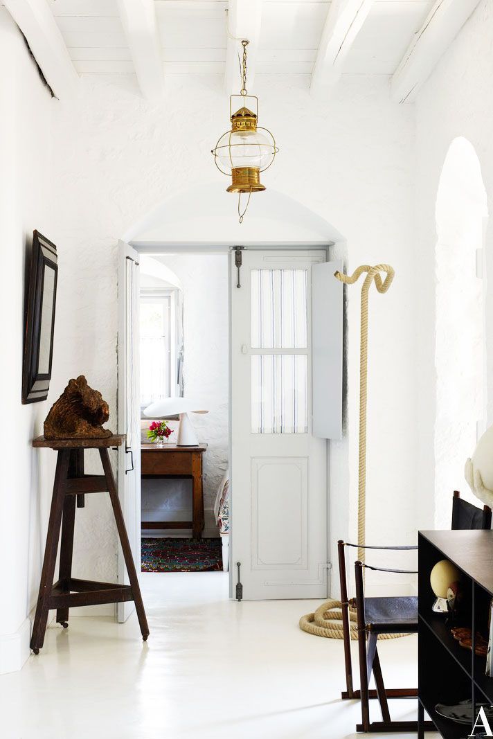 White hallway with nautical decor on Thou Swell @Kevin O’Gara | Thou Swell