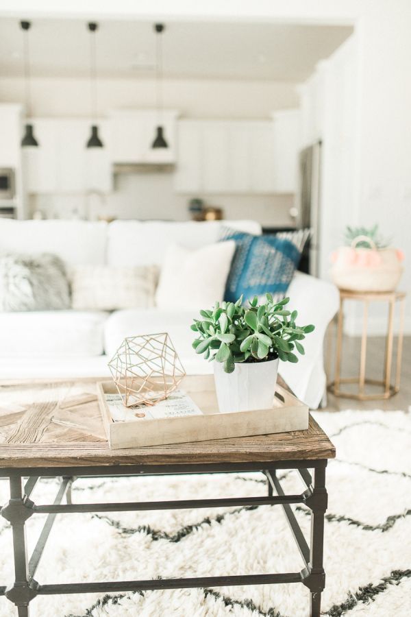 Boho-chic living room decor: www.stylemepretty… | Photography: Daphne Mae – www.daphnemaephot…