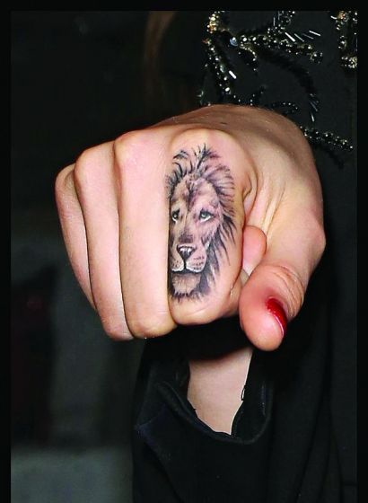 Cara #Delevingne estrenó tatuaje: un león en el dedo índice de su mano derecha. Llama la atención la definición de un dibujo